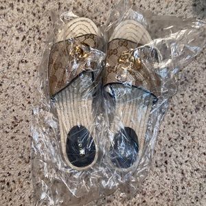 Gucci Slides ( worn ONCE ! )